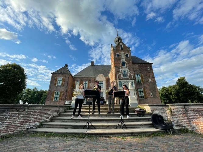 Hoorns uit NJO Koperensemble bij aanvang Sirene @ Kasteel Cannenburch.jpg