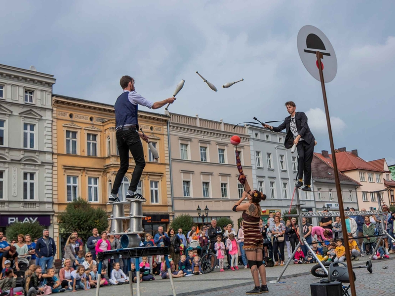 Busker Tour cyrkowi artyści uliczni fot. Joanna Dryjańska-Pluta.jpg